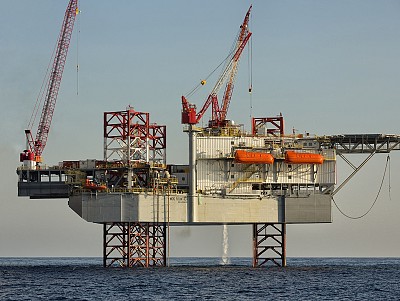 Offshore jack-up platform op zee